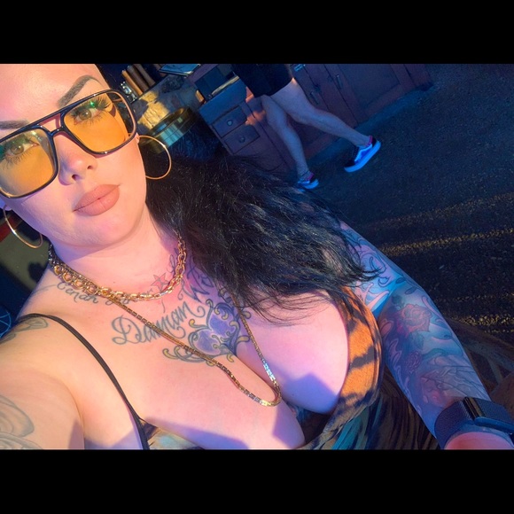 Meet your Posher! - Picture 2 of 4